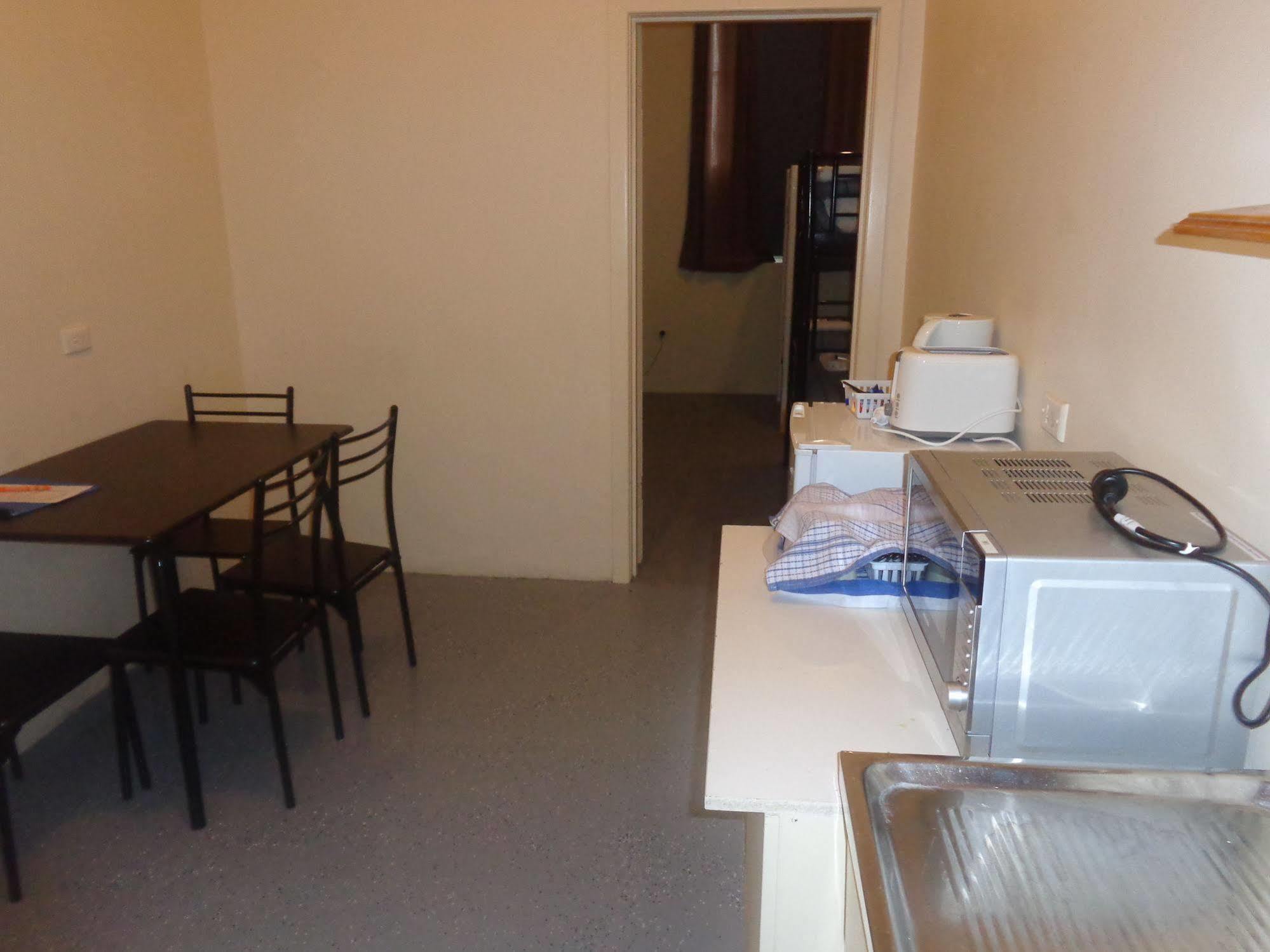 Adelaide Motel & Backpackers Экстерьер фото